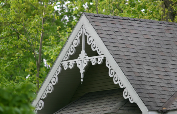 Atap Gable dengan Hiasan Ornamen Klasik